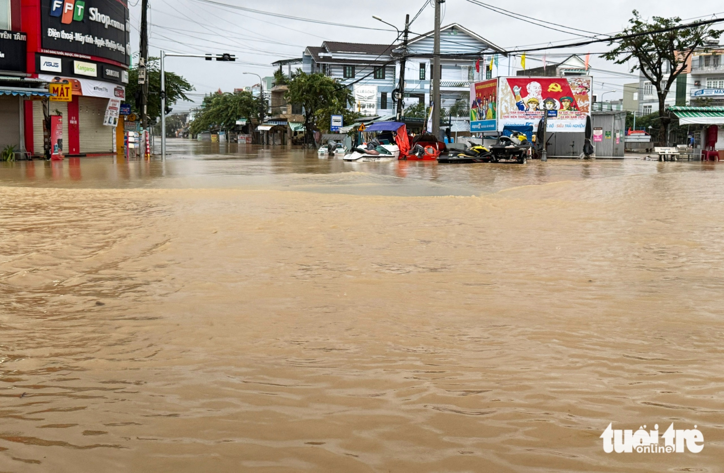 武嘉河和顺化河洪水消退缓慢,岘港许多地区仍是一片汪洋